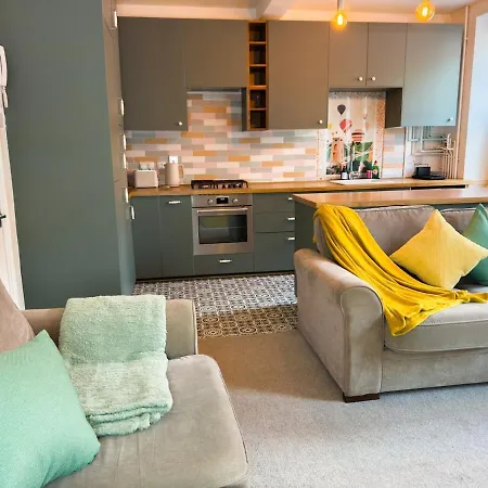 Stylish 1 Bedroom By Altoluxoexperience Short Lets & Serviced With Free Wifi & Parking Hébergement de vacances *