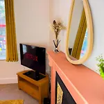 Ferienhaus Stylish 1 Bedroom By Altoluxoexperience Short Lets & Serviced With Free Wifi & Parking