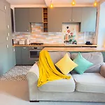 Stylish 1 Bedroom By Altoluxoexperience Short Lets & Serviced With Free Wifi & Parking Ferienhaus *