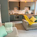 Stylish 1 Bedroom By Altoluxoexperience Short Lets & Serviced With Free Wifi & Parking Ferienhaus *